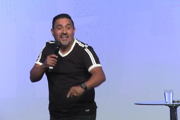 Mantengámonos conectados – Pastor Luis Sánchez