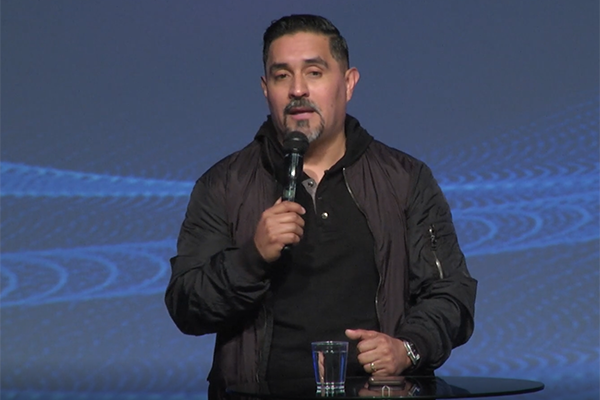 A sus pies – Pastor Luis Sanchez